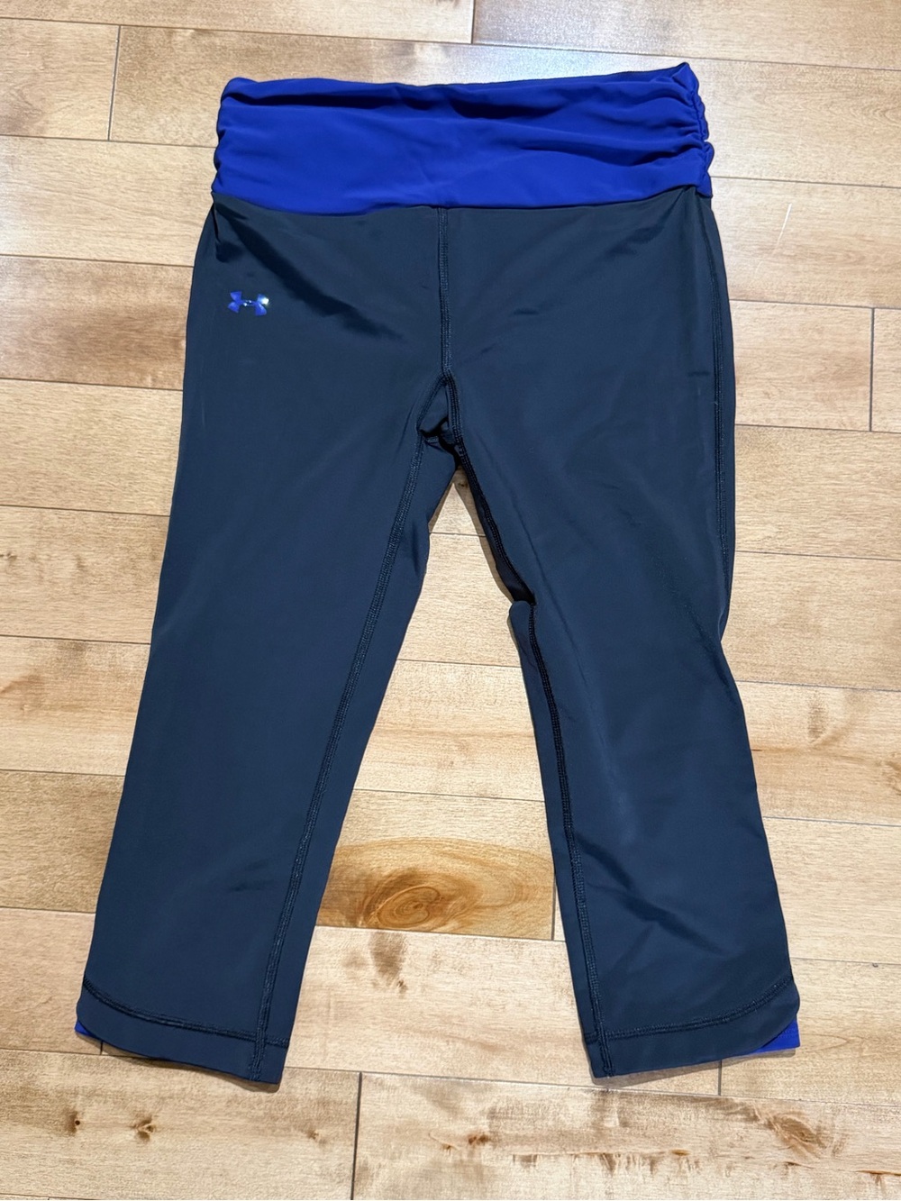 Under Armour Black Capri compression Leggings with blue Waistband